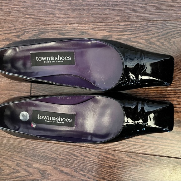 Black patent leather pumps - low kitten heel with square toe and heel profile. - Picture 4 of 6